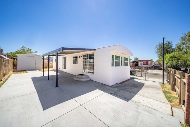 3300 15th St W in Rosamond, CA - Foto de edificio - Building Photo
