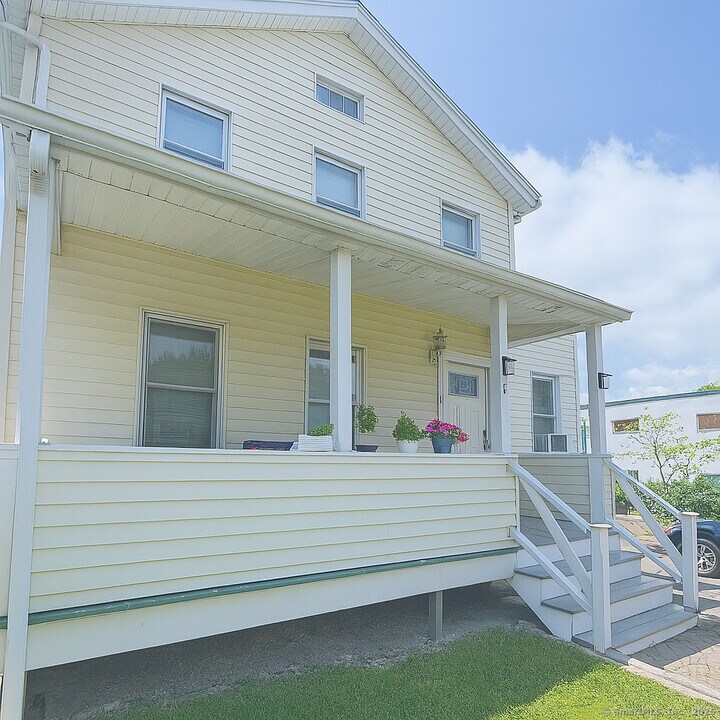 8 Armonk St in Greenwich, CT - Building Photo