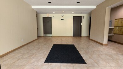 3 Villa Verde Dr, Unit 302 in Buffalo Grove, IL - Building Photo - Building Photo