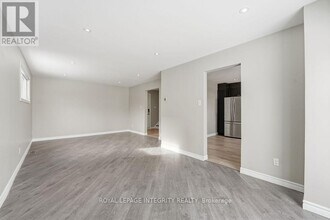 2039 St. Laurent Blvd in Ottawa, ON - Building Photo - Building Photo