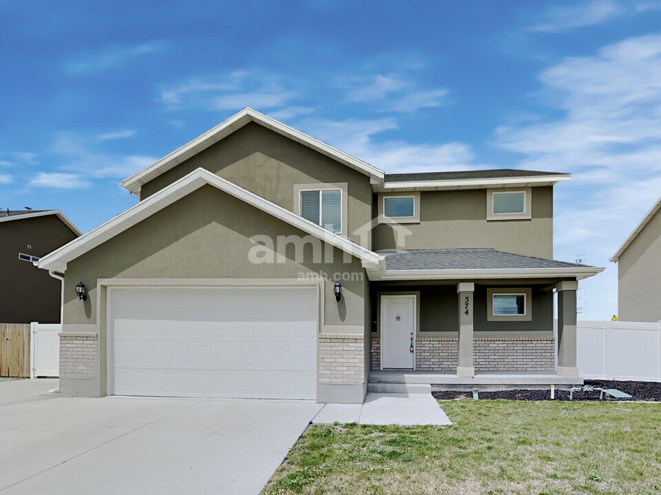 574 Fireside Ln in Stansbury Park, UT - Building Photo
