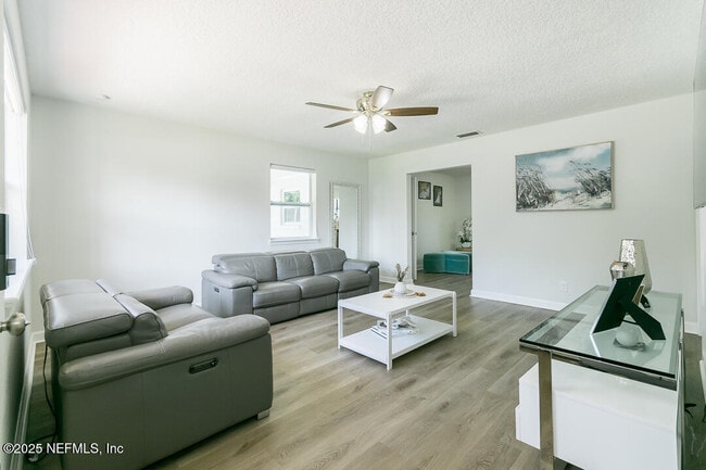 6221 Ashwood Ln in Jacksonville, FL - Building Photo - Building Photo