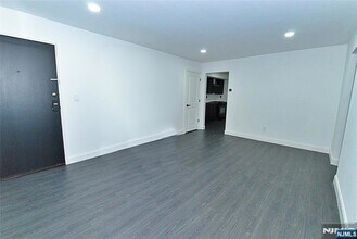 401 Undercliff Ave, Unit B1 in Edgewater, NJ - Building Photo - Building Photo