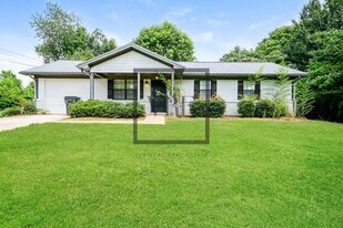 125 Grove Creek Dr in Locust Grove, GA - Building Photo