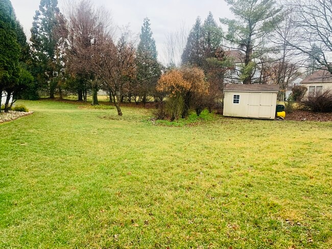 10 Victoria Way in Kendall Park, NJ - Building Photo - Building Photo