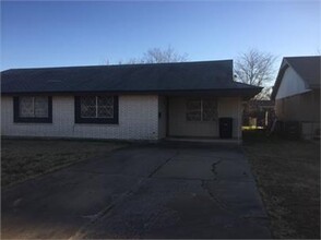 704 Ashley Dr in Moore, OK - Building Photo - Building Photo