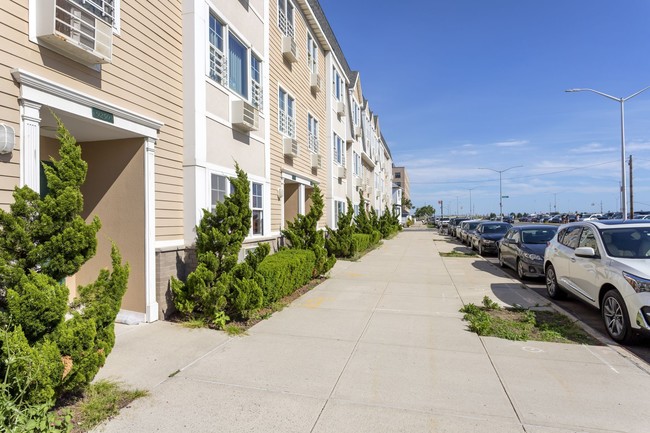 Shore View Apartments in Rockaway Beach, NY - Foto de edificio - Building Photo