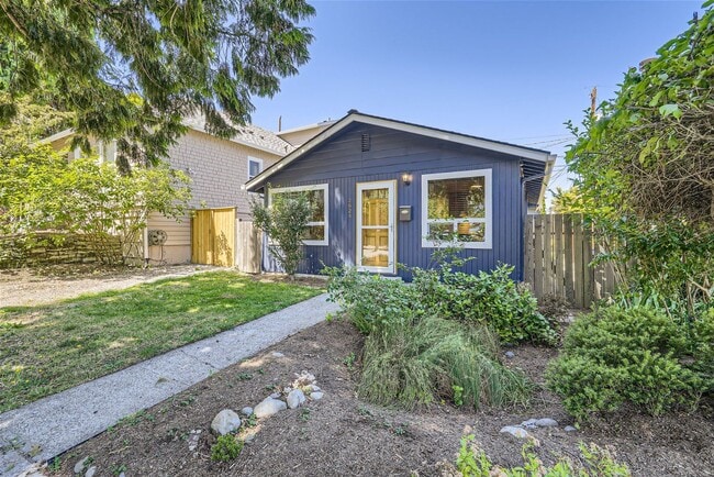 property at 2624 E Roy St