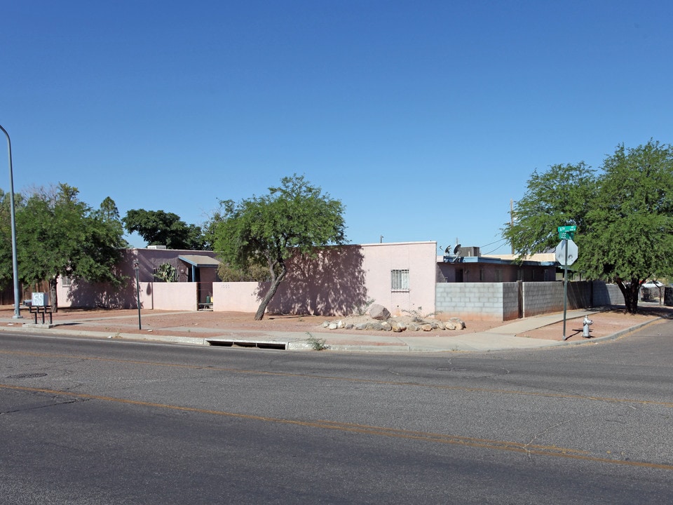 1555 N 6th Ave in Tucson, AZ - Foto de edificio