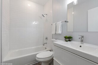 1240 W Cottage Pl in Chicago, IL - Building Photo - Building Photo