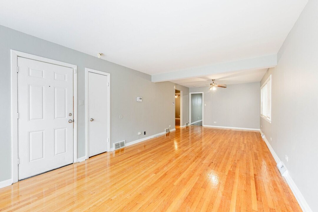 7637 S Essex Ave in Chicago, IL - Building Photo