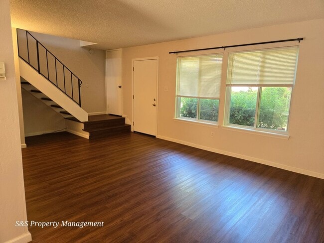 8879 Salmon Falls Dr in Sacramento, CA - Foto de edificio - Building Photo