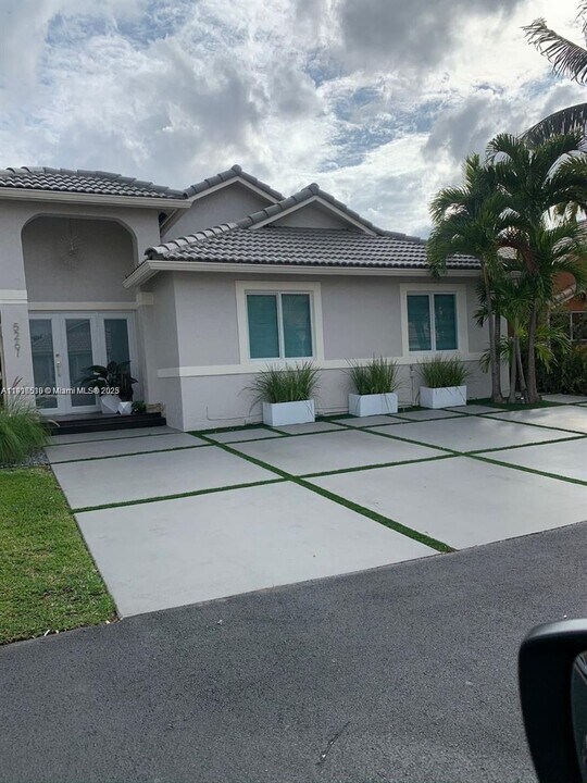 5261 SW 154th Pl in Miami, FL - Building Photo
