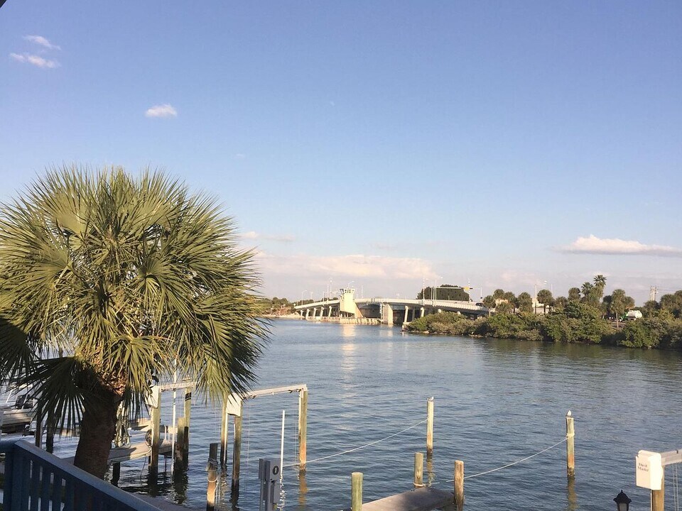 345 Medallion Blvd in Madeira Beach, FL - Building Photo