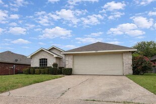 1325 Aviary Dr in Desoto, TX - Building Photo