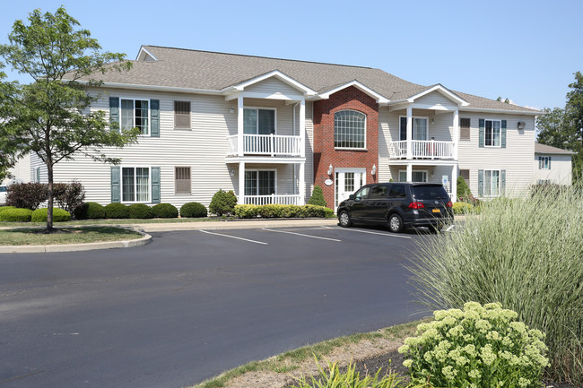 Fox Trace Apartments in West Seneca, NY - Foto de edificio - Building Photo