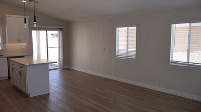 8456 W Gilmore Ave in Las Vegas, NV - Building Photo - Building Photo