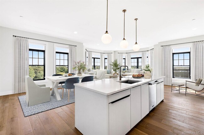 695 Merrick Ave in Westbury, NY - Foto de edificio - Building Photo