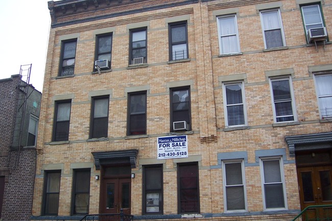 17-26 Woodbine St in Ridgewood, NY - Foto de edificio - Building Photo