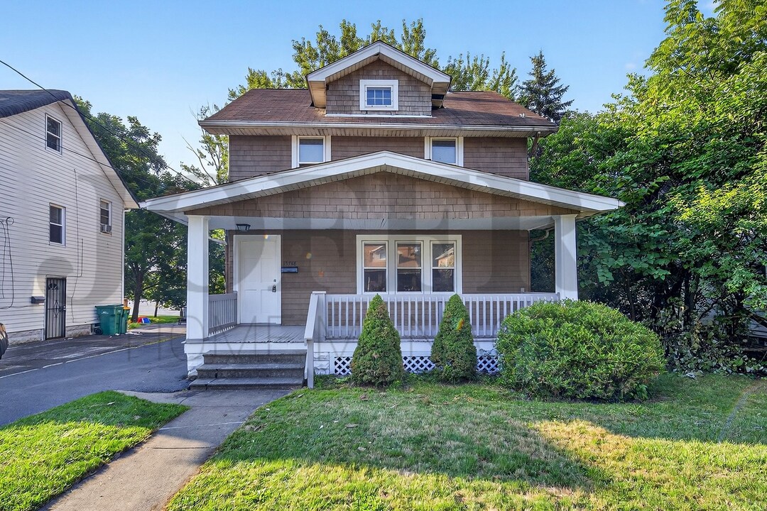 15748 Friend Ave in Maple Heights, OH - Building Photo