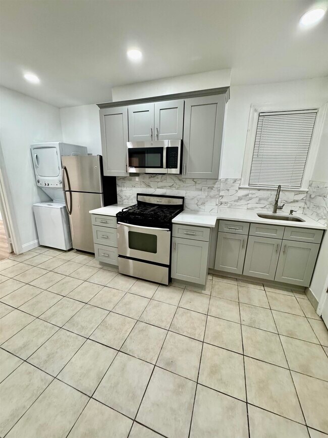 204 Zabriskie St in Jersey City, NJ - Building Photo - Building Photo