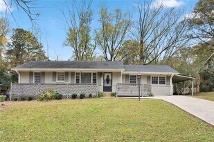 2120 Meadowbrook Ln SE in Marietta, GA - Building Photo