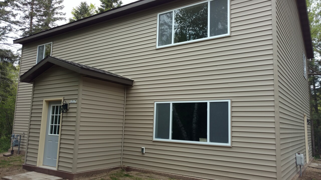 1217 Irvine Ave NW in Bemidji, MN - Foto de edificio