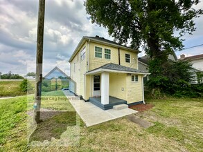 2705 Shriver Ave in Indianapolis, IN - Foto de edificio - Building Photo