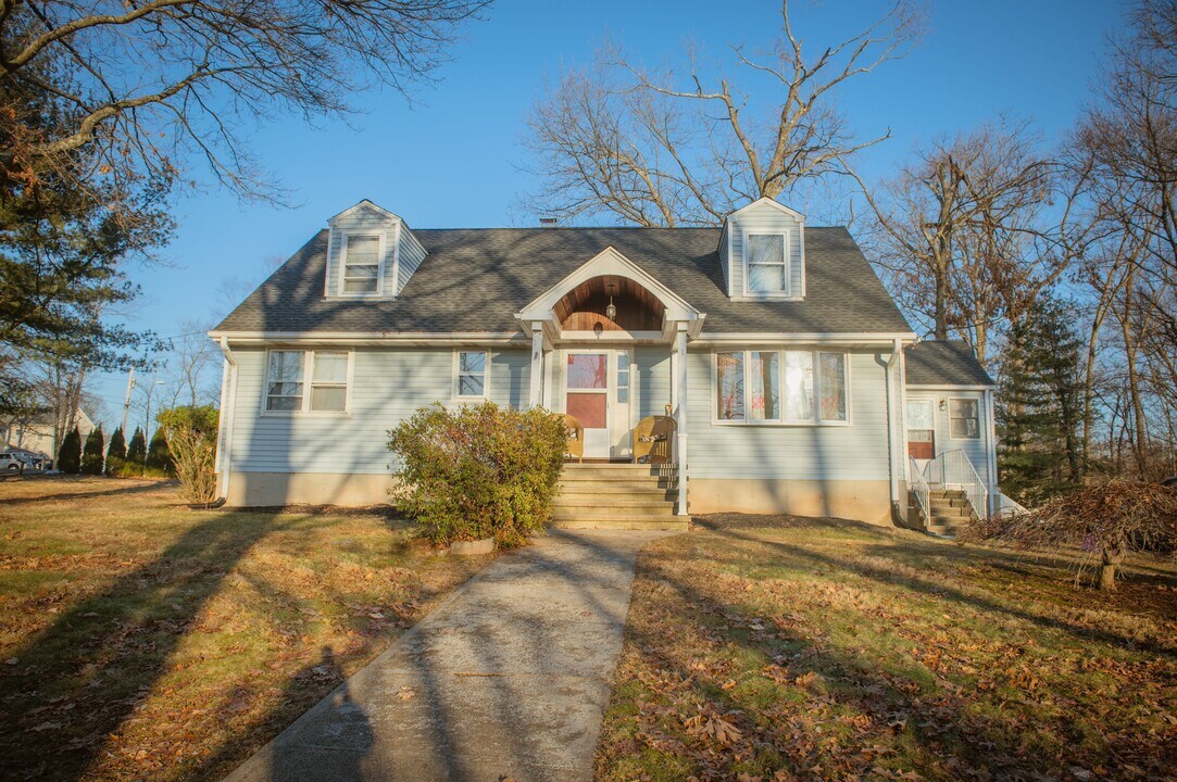 200 Bear Path Rd in Hamden, CT - Building Photo