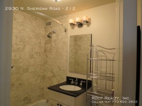 2930 N Sheridan Rd-Unit -212 in Chicago, IL - Building Photo - Building Photo