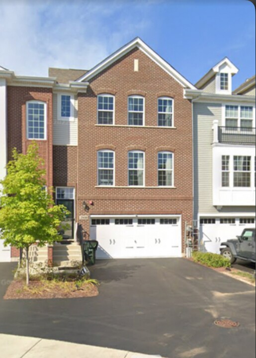 2508 Huntleigh Ln in Woodridge, IL - Building Photo