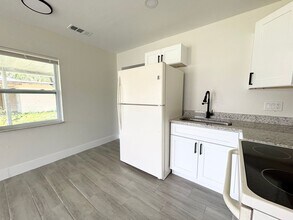 559-561 Wood Ave in Ft. Myers, FL - Building Photo - Building Photo