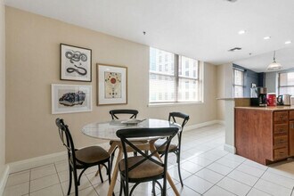 925 Common St in New Orleans, LA - Foto de edificio - Building Photo