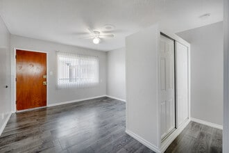 Villa Gardens in Hawthorne, CA - Building Photo - Interior Photo