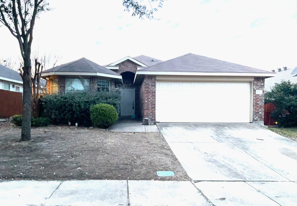 2045 Old Glory Ln in Forney, TX - Building Photo