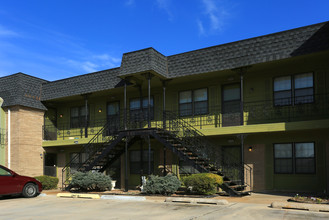 Versailles Apartments in Tulsa, OK - Foto de edificio - Building Photo