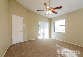 8111 Hathaway Dr in New Port Richey, FL - Foto de edificio - Building Photo