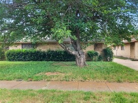 2410 Woodoak Ct in Irving, TX - Building Photo