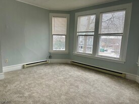 100 Main St in Newton, NJ - Building Photo