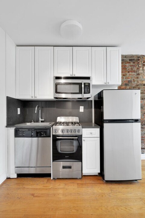 98 Christopher St in New York, NY - Building Photo
