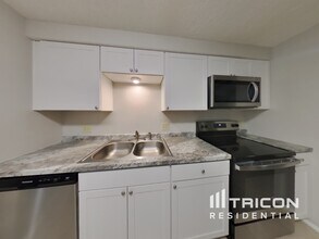 8338 Knotts Landing Dr E in Jacksonville, FL - Building Photo - Building Photo