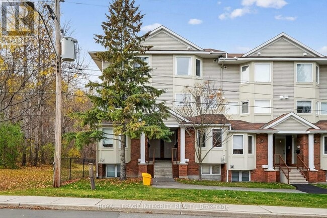 1400 Wildberry Ct in Ottawa, ON - Building Photo - Building Photo