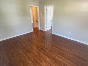 4 Willoughby St, Unit 1st floor in Bristol, CT - Foto de edificio - Building Photo