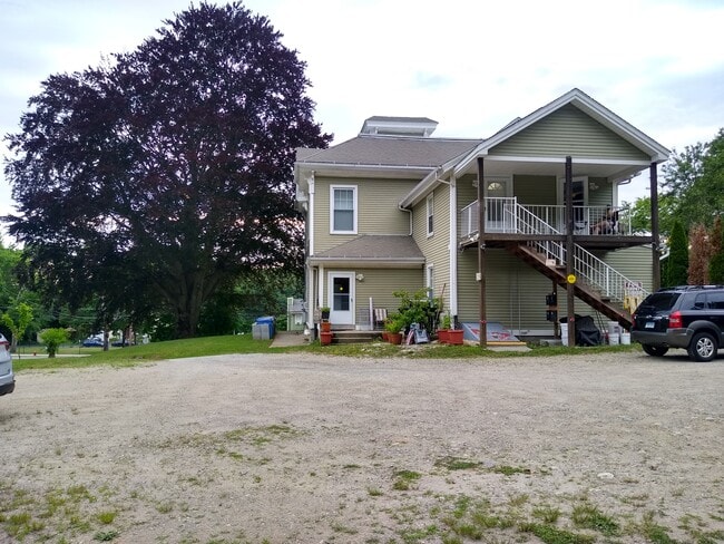 138 Laurel Hill Ave in Norwich, CT - Foto de edificio - Building Photo