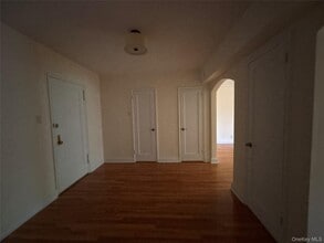160 S Middle Neck Rd in Great Neck, NY - Building Photo - Building Photo