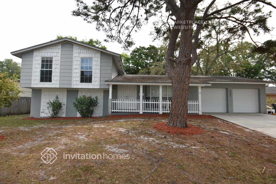 8333 W Pocahontas Ave in Tampa, FL - Building Photo