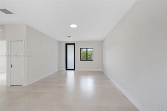 4307 E 8th Ct in Hialeah, FL - Building Photo - Building Photo