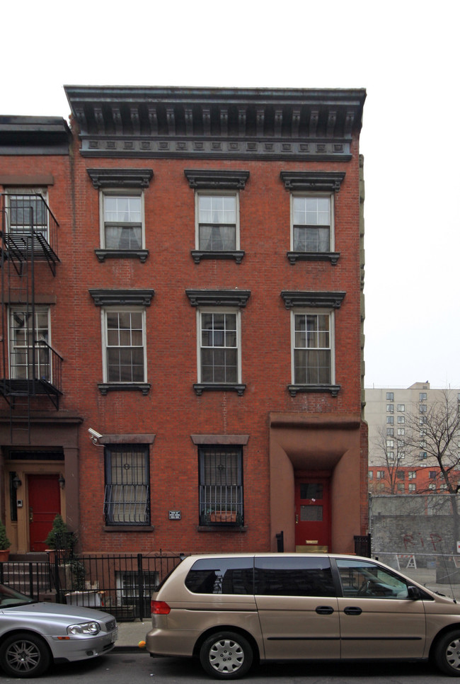 30 E 3rd St in New York, NY - Building Photo - Building Photo