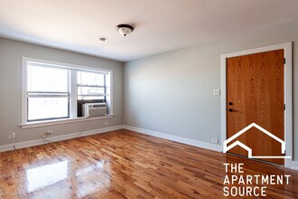 556 W Arlington Pl, Unit 3 in Chicago, IL - Foto de edificio - Building Photo