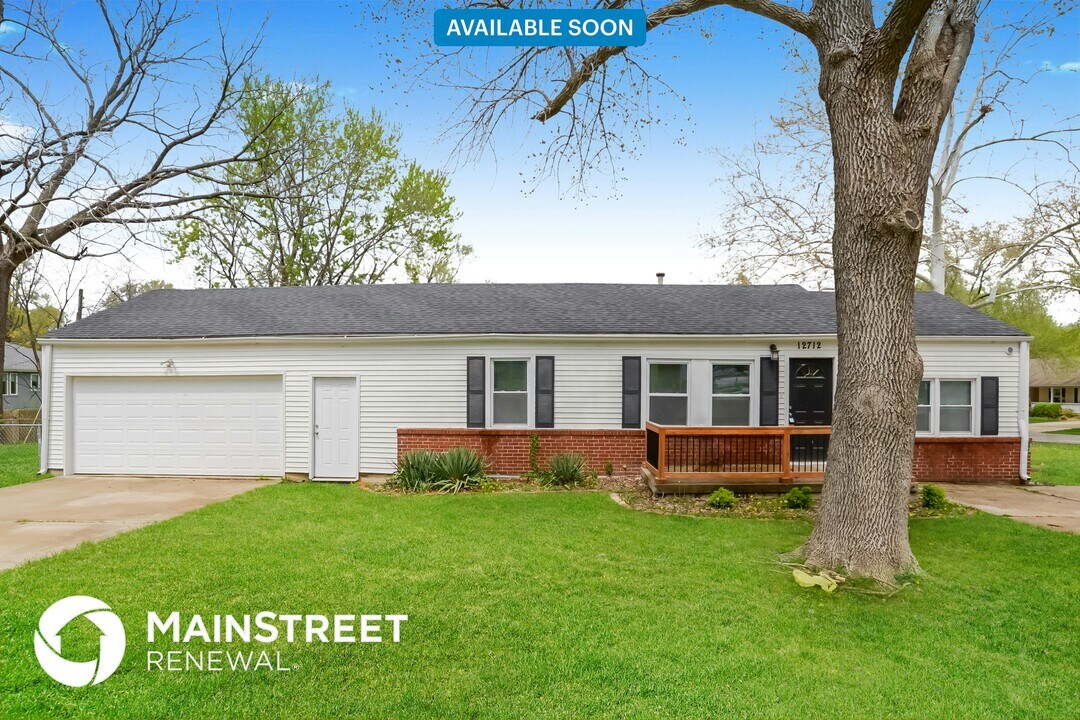 12712 10th St in Grandview, MO - Building Photo